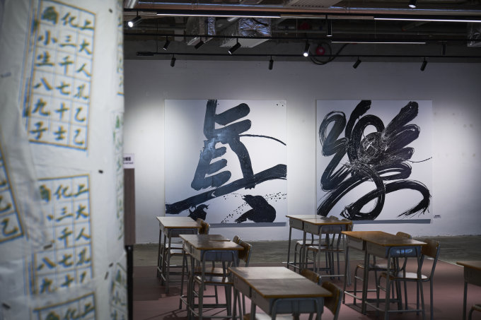 8月香港打卡好去處+展覽推介｜尖沙咀書法展覽、西九圓方七彩藝術裝置、沙田5米高幻彩獨角獸巨型裝置