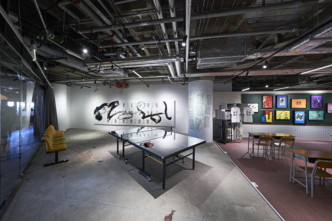 8月香港打卡好去處+展覽推介｜尖沙咀書法展覽、西九圓方七彩藝術裝置、沙田5米高幻彩獨角獸巨型裝置