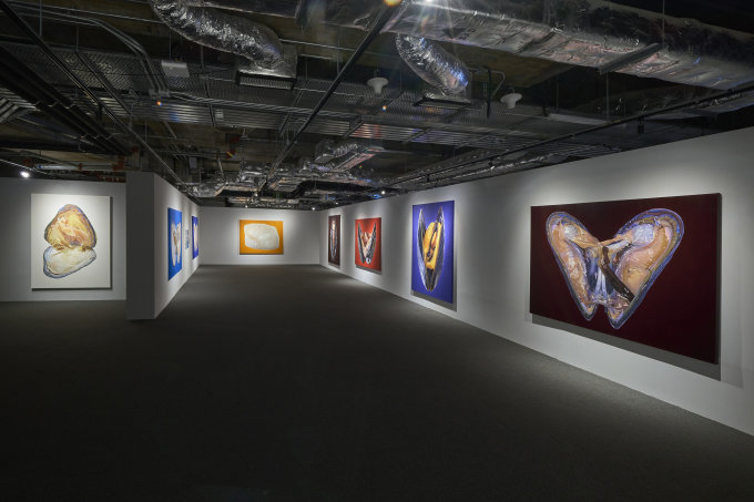 8月香港打卡好去處+展覽推介｜尖沙咀書法展覽、西九圓方七彩藝術裝置、沙田5米高幻彩獨角獸巨型裝置