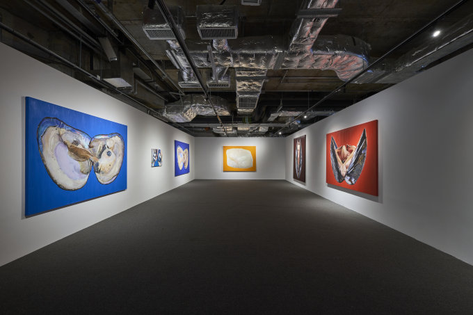 8月香港打卡好去處+展覽推介｜尖沙咀書法展覽、西九圓方七彩藝術裝置、沙田5米高幻彩獨角獸巨型裝置