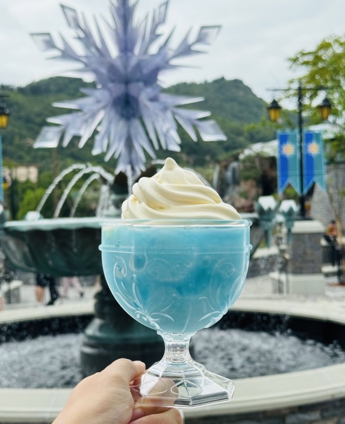 香港迪士尼樂園《魔雪奇緣》園區攻略！必買限定頭箍、必玩飄雪體驗＋進入 Elsa 冰雪皇宮