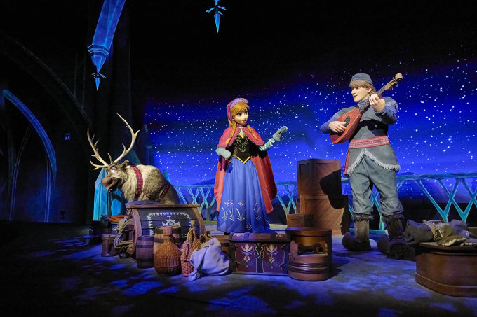 香港迪士尼樂園《魔雪奇緣》園區攻略！必買限定頭箍、必玩飄雪體驗＋進入 Elsa 冰雪皇宮
