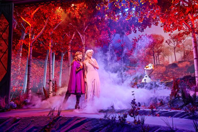 香港迪士尼樂園《魔雪奇緣》園區攻略！必買限定頭箍、必玩飄雪體驗＋進入 Elsa 冰雪皇宮
