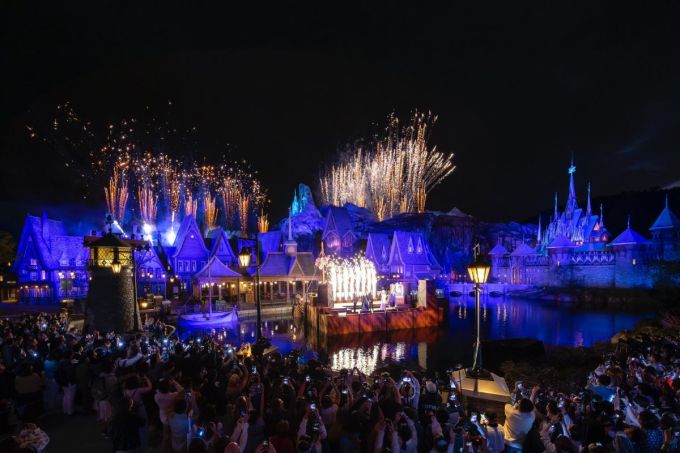 香港迪士尼樂園《魔雪奇緣》園區攻略！必買限定頭箍、必玩飄雪體驗＋進入 Elsa 冰雪皇宮