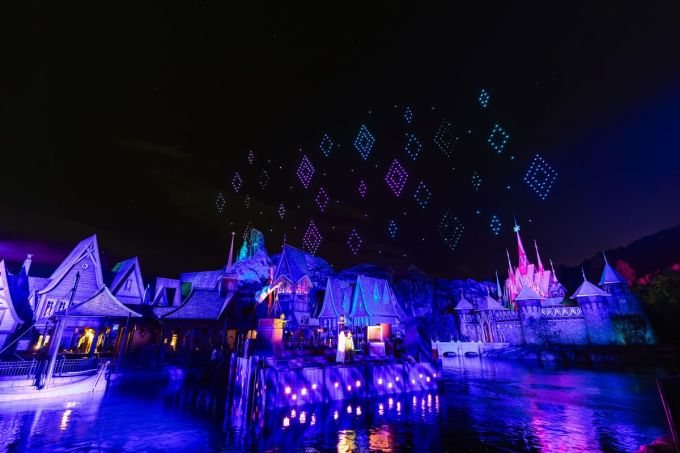 香港迪士尼樂園《魔雪奇緣》園區攻略！必買限定頭箍、必玩飄雪體驗＋進入 Elsa 冰雪皇宮