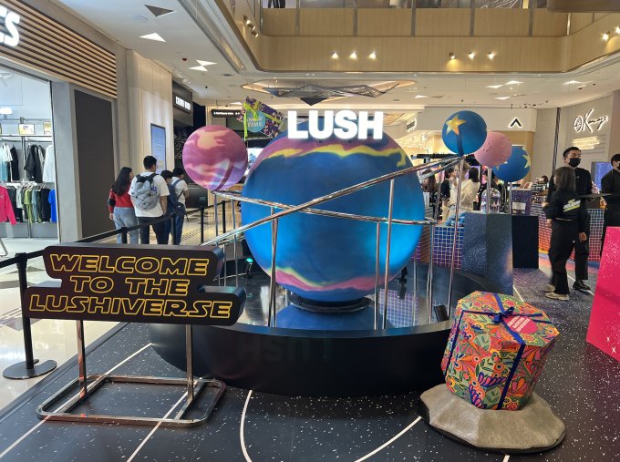 Lush銀河主題冬季期間限定店登陸K11！設巨型璀璨星河裝置、非凡禮遇禮物盒牆、汽泡彈工作坊等＋同場加映馬賽克燈、奶油膠手作、編織掛飾等工作坊