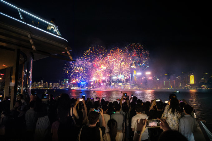 國慶煙花匯演2024｜香港20個睇煙花表演好去處！免費區/觀景台/船上觀看/餐廳及自助餐
